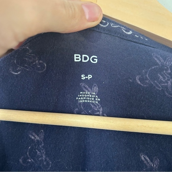 🦋BDG Urban Outfitters Blue V-Neck T-Shirt Bunny Bicycle Graphic Tee Small Casual - Picture 2 of 4